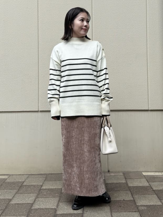 chさんの「THE SHOP TK｜【インしないで着られる】金ボタン ハイネックニット/毛玉になりにくい/静電気防止/洗濯機OK」を使ったコーディネート