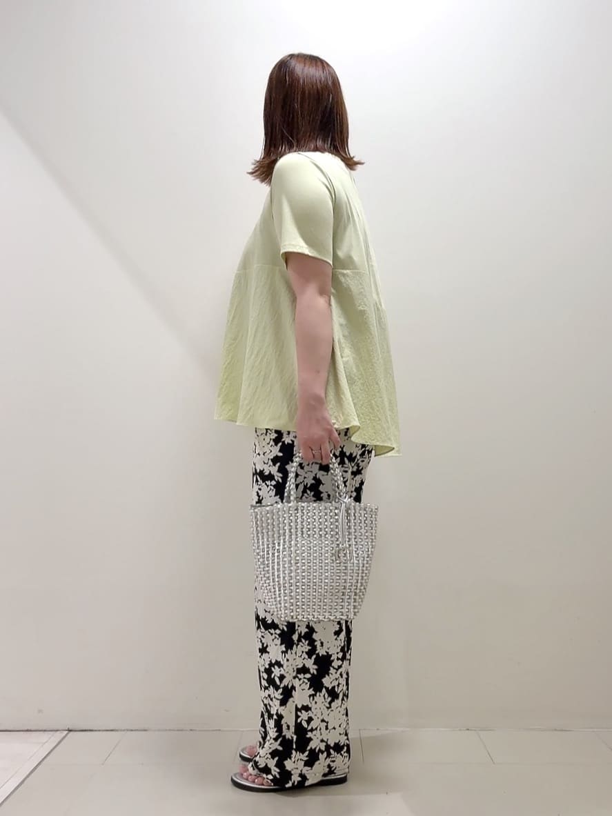 YUIさんの「UNTITLED｜【ウエストゴム/ワイド/柄】モノトーンフラワーパンツ」を使ったコーディネート