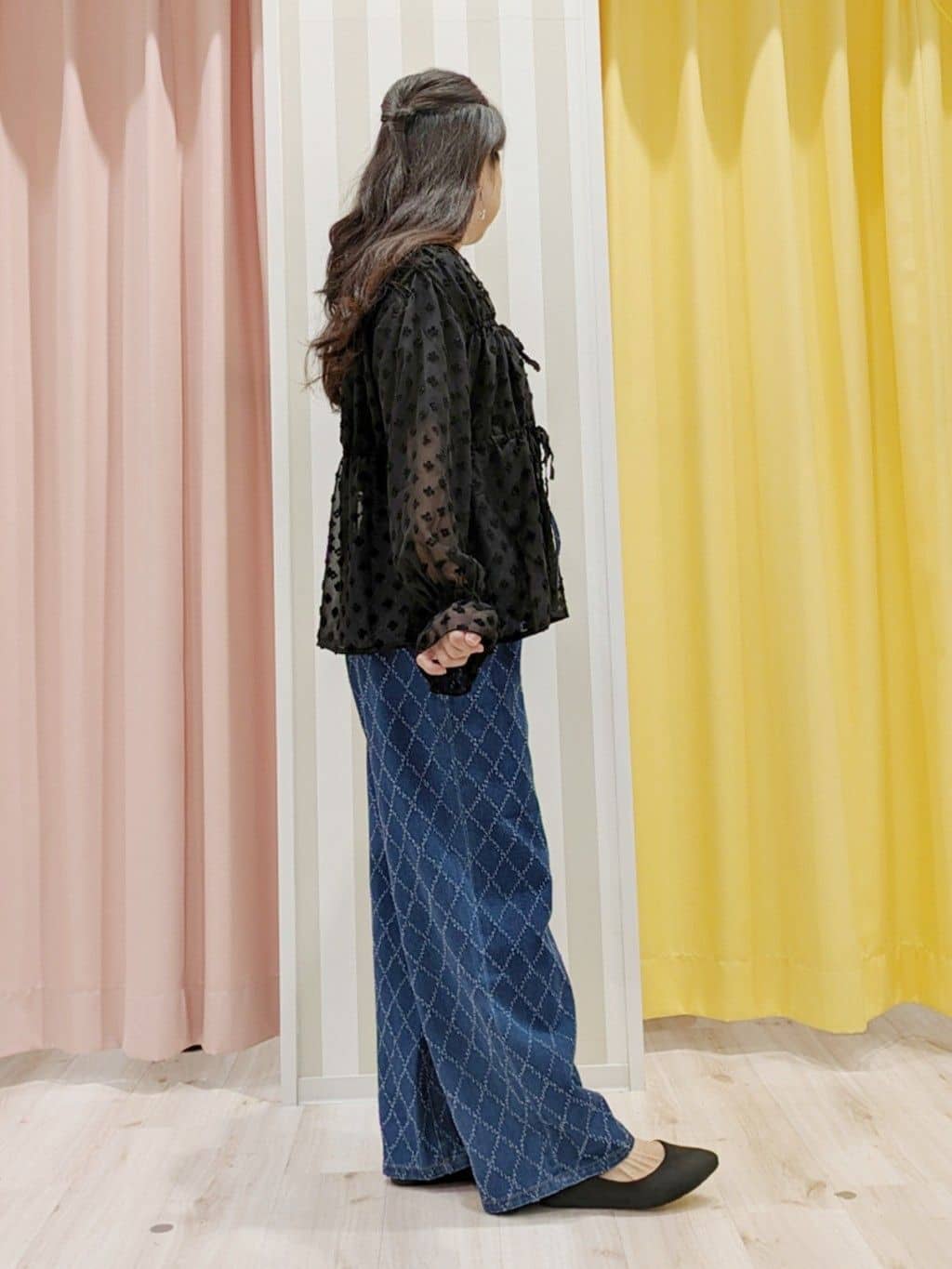 かずみさんの「SHOO･LA･RUE｜華やかにさをプラスする シアードビー シャーリングブラウス」を使ったコーディネート