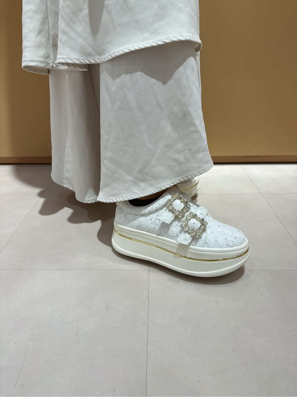 neinaさんの「ESPERANZA｜ビジューバックルWストラップレーススニーカー」を使ったコーディネート