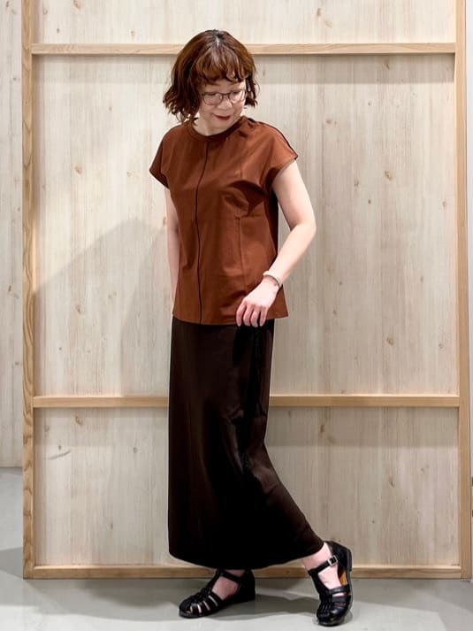nakoさんの「THE SHOP TK｜合皮パイピングフレンチTシャツ【洗える】」を使ったコーディネート