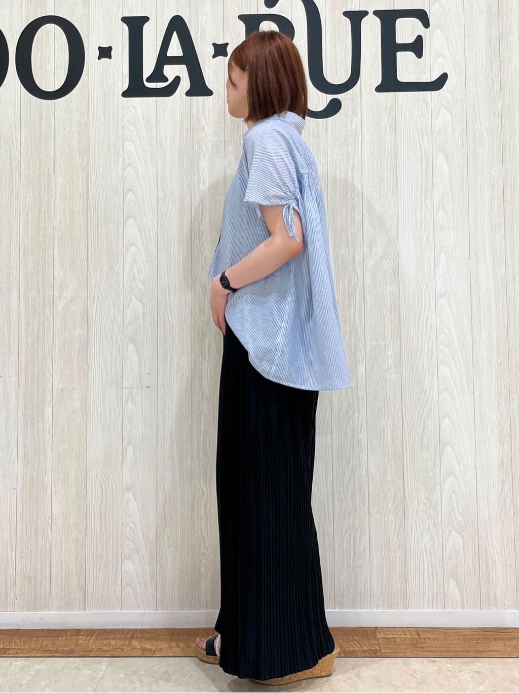 shiiさんの「SHOO･LA･RUE｜◆【S-LL/ひんやり】後ろ姿も抜かりなく インせず着られる バックギャザーシャツ」を使ったコーディネート