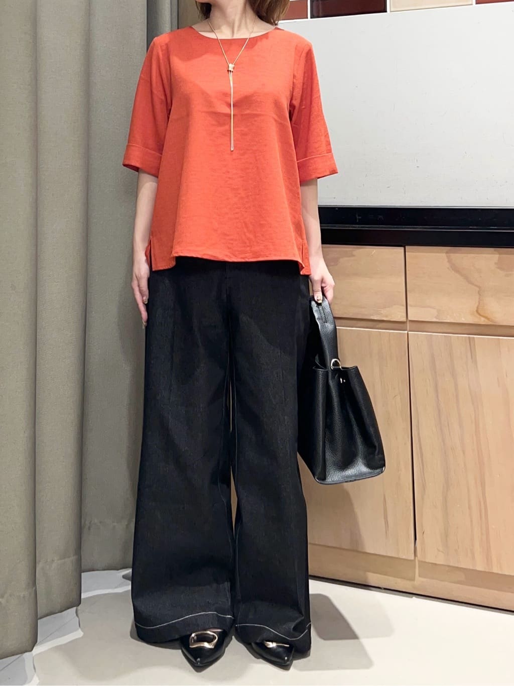 かのさんの「THE SHOP TK｜麻調メッシュブラウス【二の腕カバー/洗える】」を使ったコーディネート