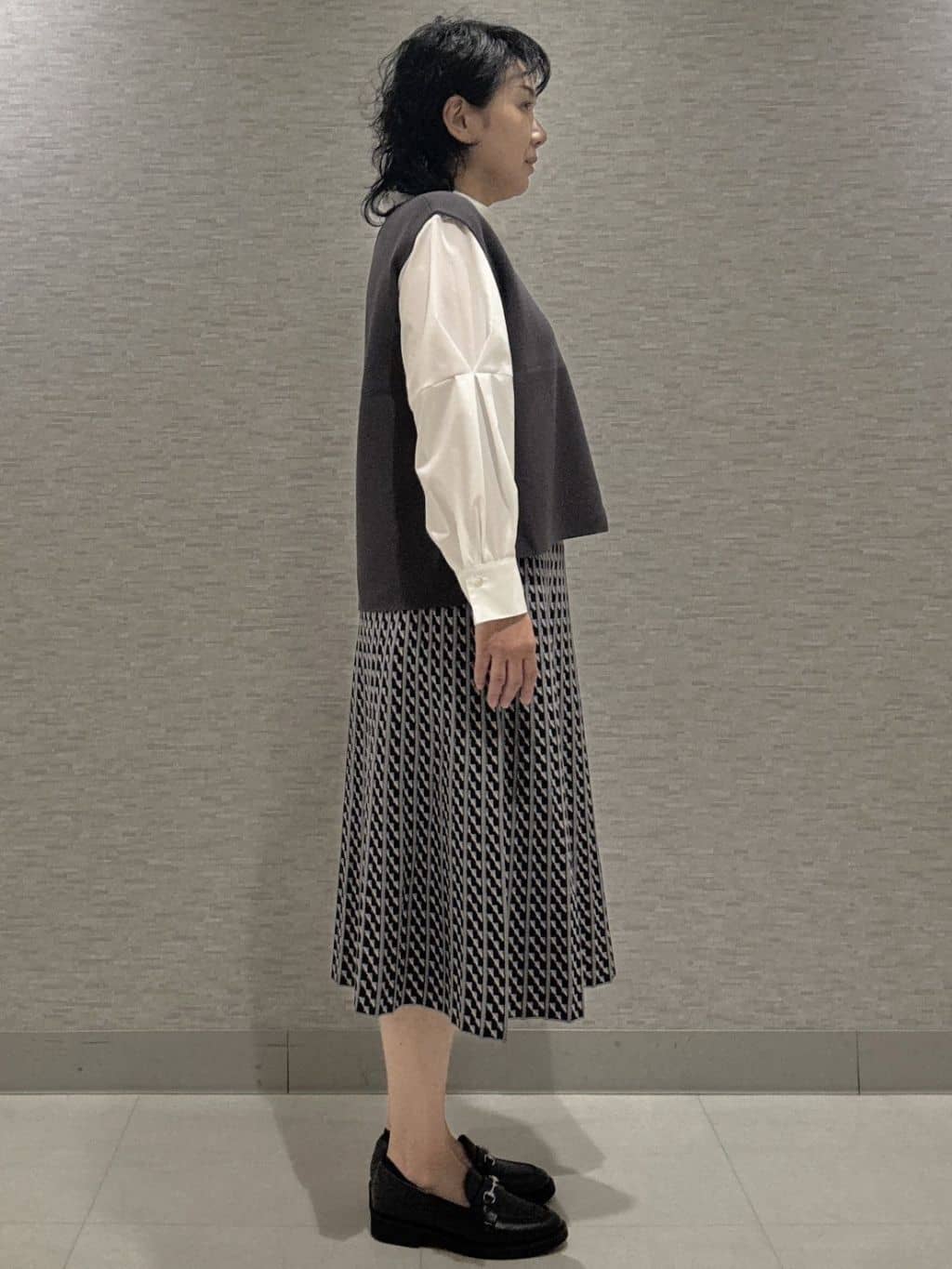 KOJIMAさんの「Reflect｜【さらっと一枚で決まる／重ね着にもおすすめ◎】タックスリーブシャツブラウス」を使ったコーディネート