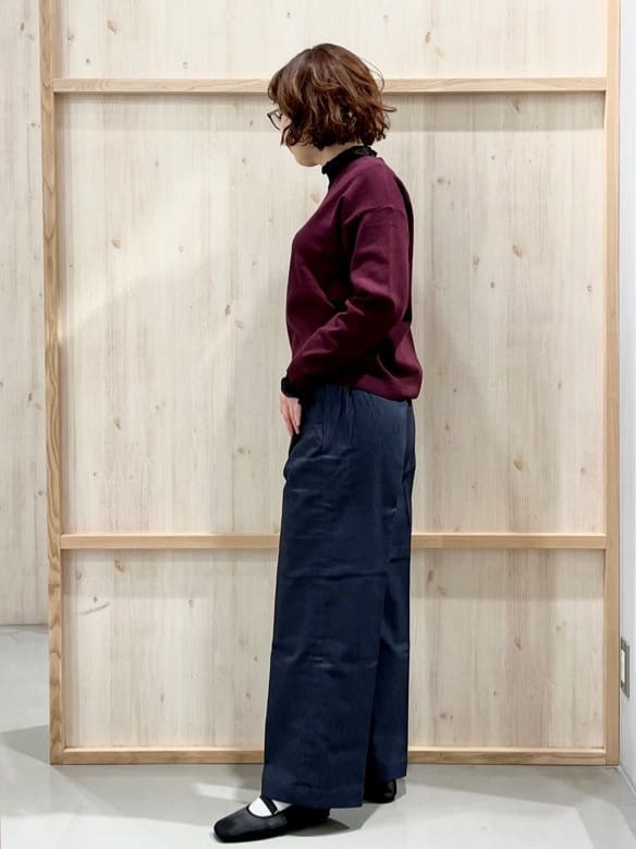 nakoさんの「THE SHOP TK｜【すっきりシルエットが叶う】大人のためのVネックニット/毛玉になりにくい/静電気防止/洗濯機OK」を使ったコーディネート