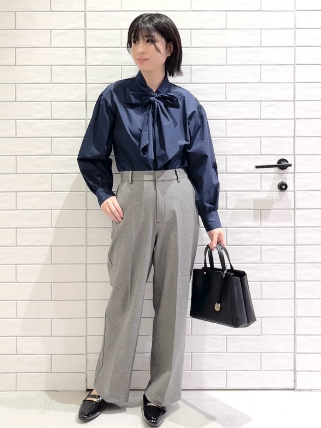 しおりさんの「OPAQUE.CLIP｜【2WAY／人間工学】シュリンクミドルトートバッグ」を使ったコーディネート