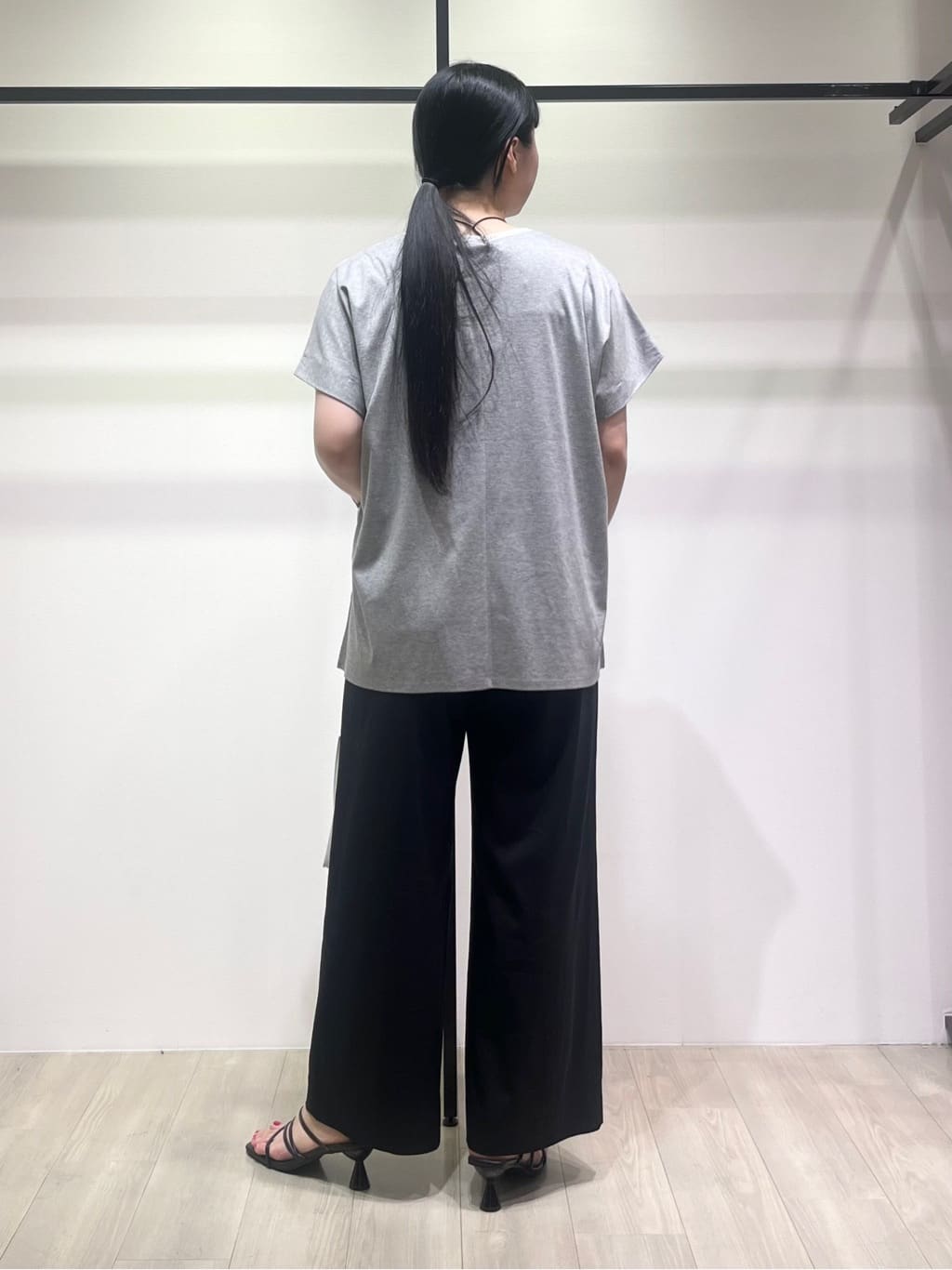 hasuさんの「INDIVI｜【洗える／汗ジミ防止】バイカラー＆アシメヘム Tシャツ」を使ったコーディネート