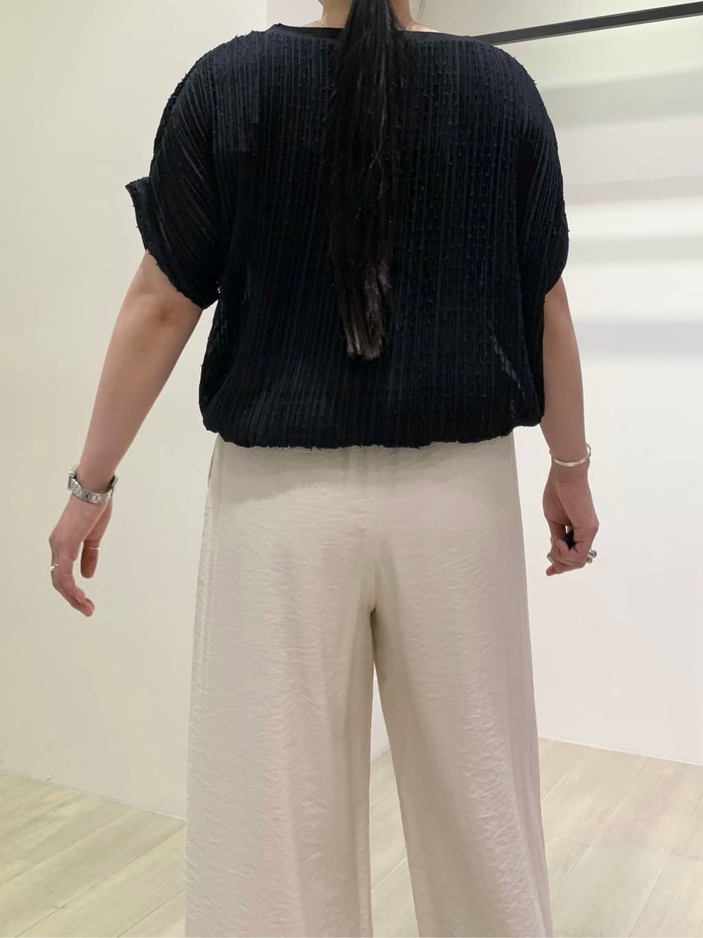 hasuさんの「INDIVI｜【洗える／UVケア／SETUP可能】ドロストワイドパンツ」を使ったコーディネート