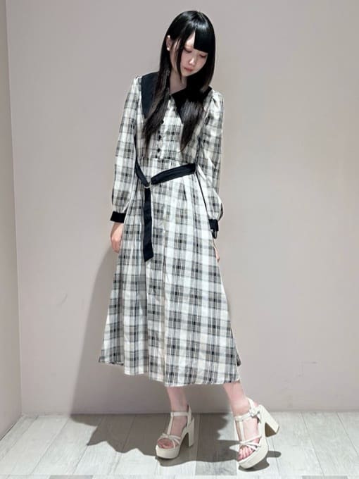 しおりんさんの「ESPERANZA｜Tストラップミニバックルサンダル」を使ったコーディネート