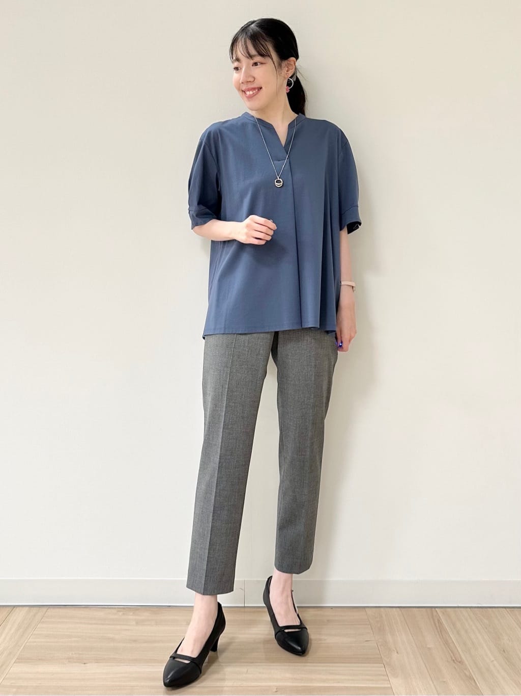 Momoさんの「Reflect｜【すっきり見え！長め丈／マシンウォッシュ可】スキッパーネックジャージトップス」を使ったコーディネート
