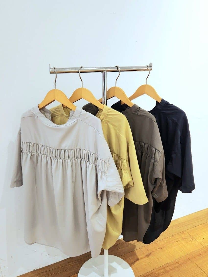 くまさんの「SHOO･LA･RUE｜【S-LL/洗濯後しわになりにくい】バックギャザーがアクセント スッキパーブラウス」を使ったコーディネート