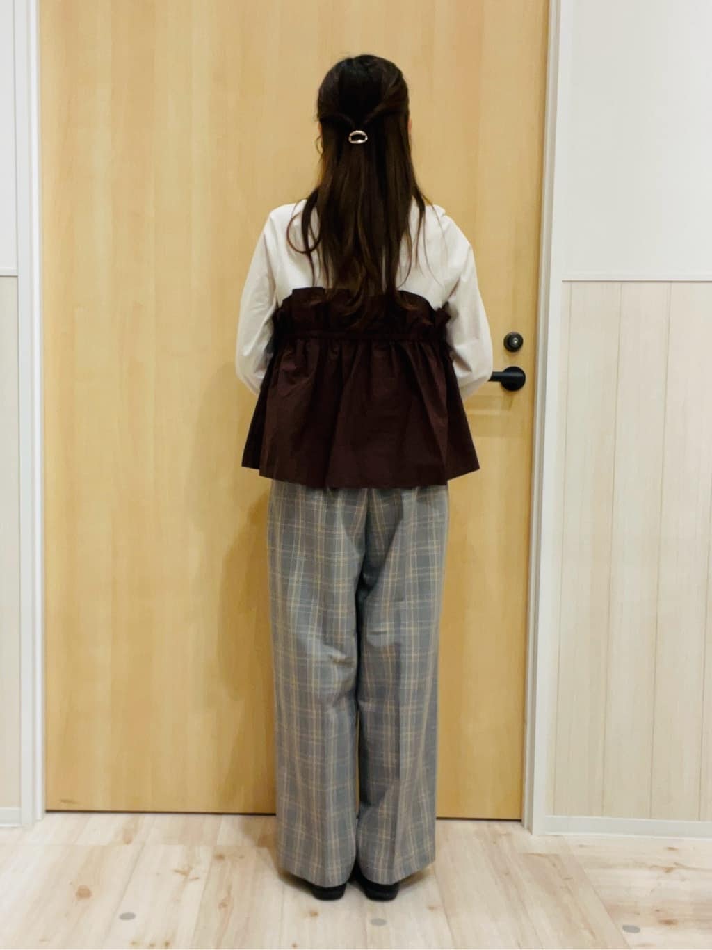 minamiさんの「SHOO･LA･RUE｜【洗濯機可/S-LL】1枚で華やか フリルドッキングトップス」を使ったコーディネート