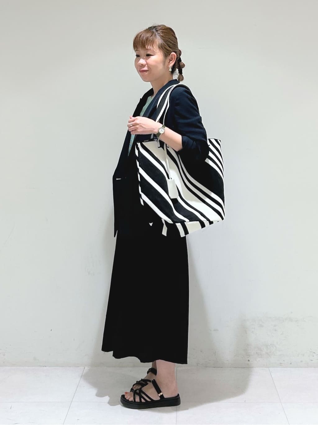 tsuyuさんの「INDIVI｜【クールエアー素材／UVケア／セットアップ可能】エアリーフレアパンツ」を使ったコーディネート