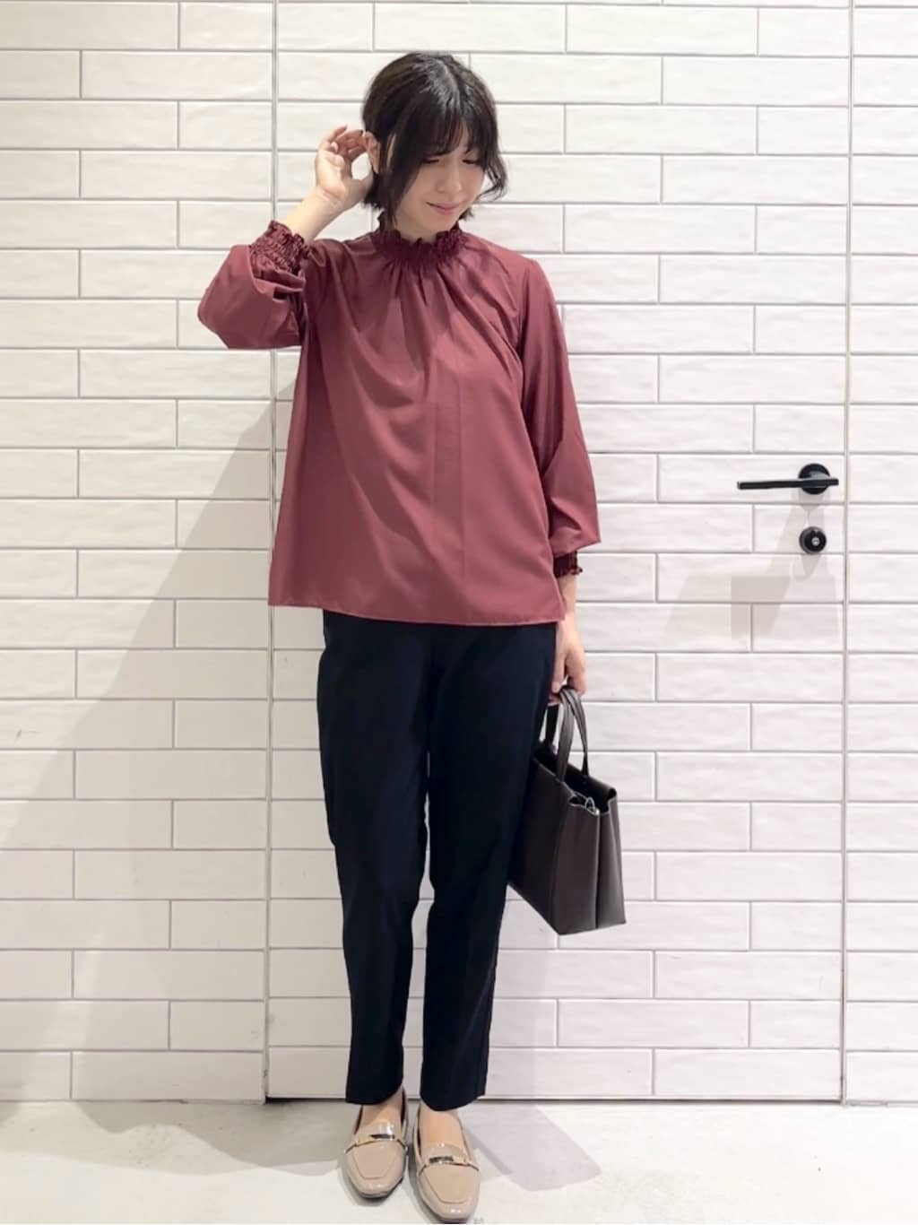 しおりさんの「OPAQUE.CLIP｜シャーリングハイネックブラウス【洗濯機OK】」を使ったコーディネート
