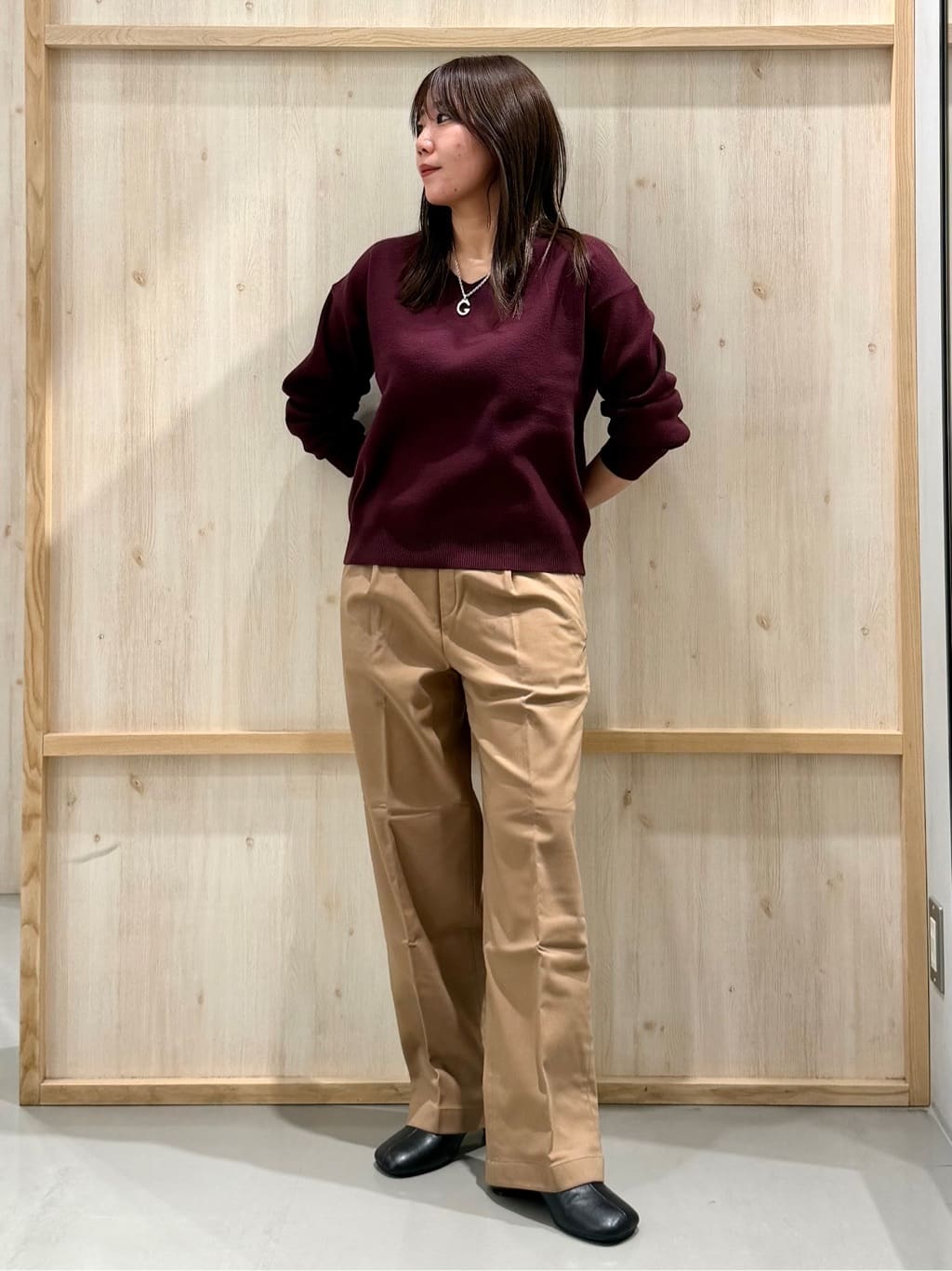 nanaさんの「THE SHOP TK｜【すっきりシルエットが叶う】大人のためのVネックニット/毛玉になりにくい/静電気防止/洗濯機OK」を使ったコーディネート