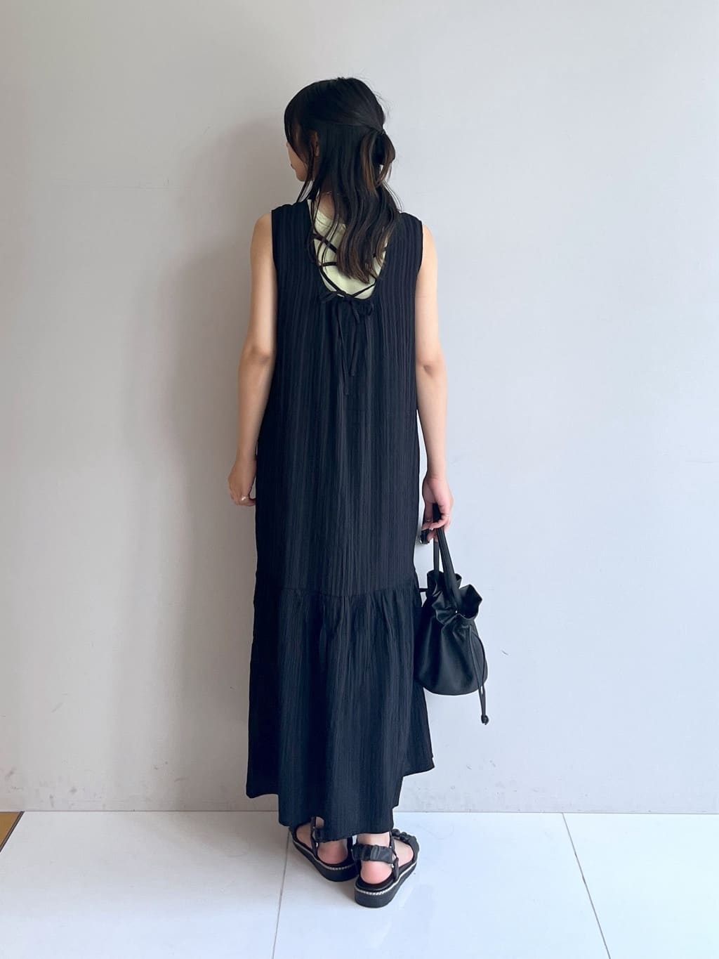 cotaniさんの「SHOO･LA･RUE｜【S-LL】後ろ姿も抜かりなく 1枚でサマ見え ティアードワンピース」を使ったコーディネート