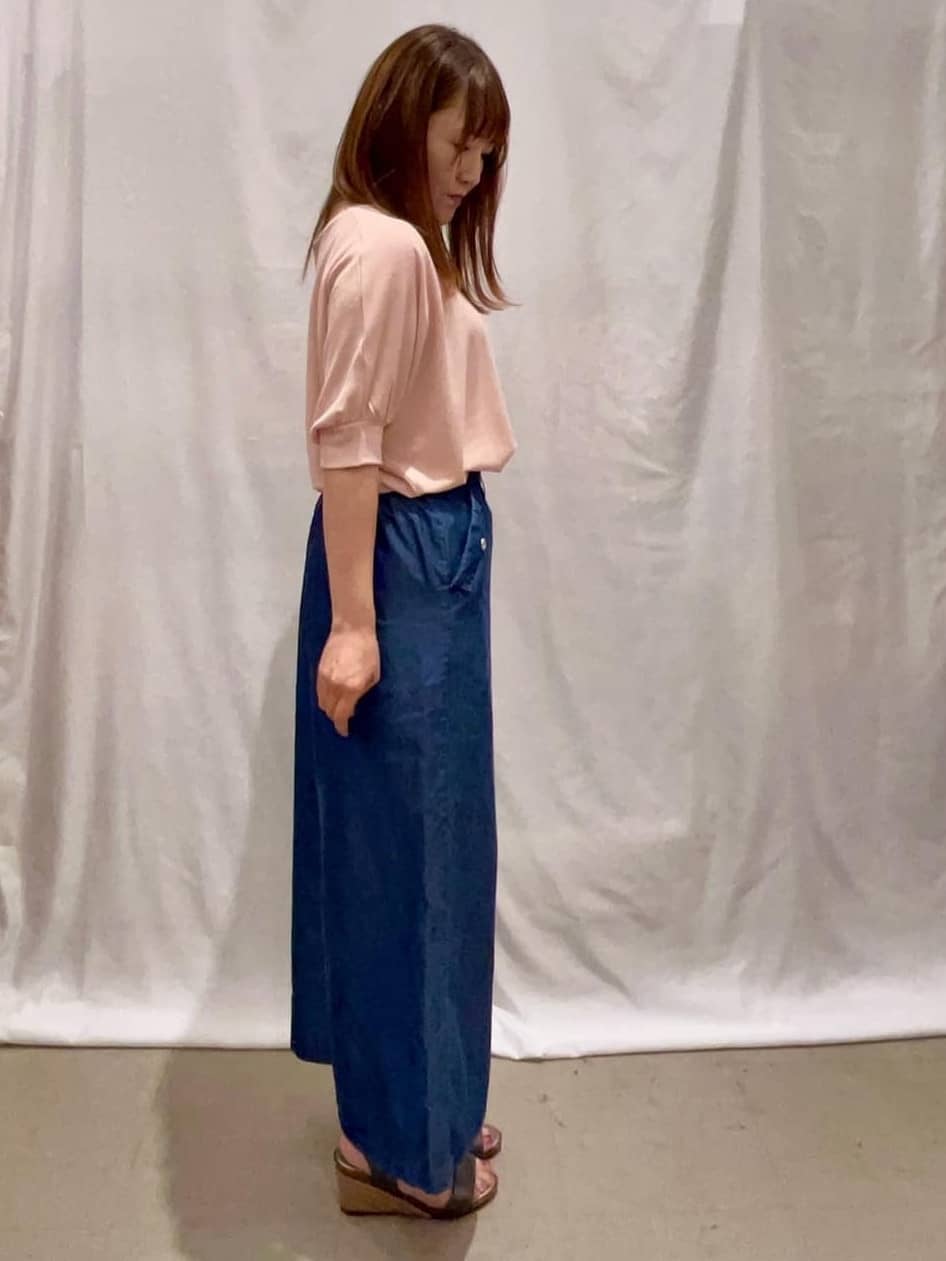 ゆっきーさんの「SHOO･LA･RUE｜【洗える/S-LL/ひんやり】金ボタンがアクセント　大人のデニムガウチョパンツ」を使ったコーディネート