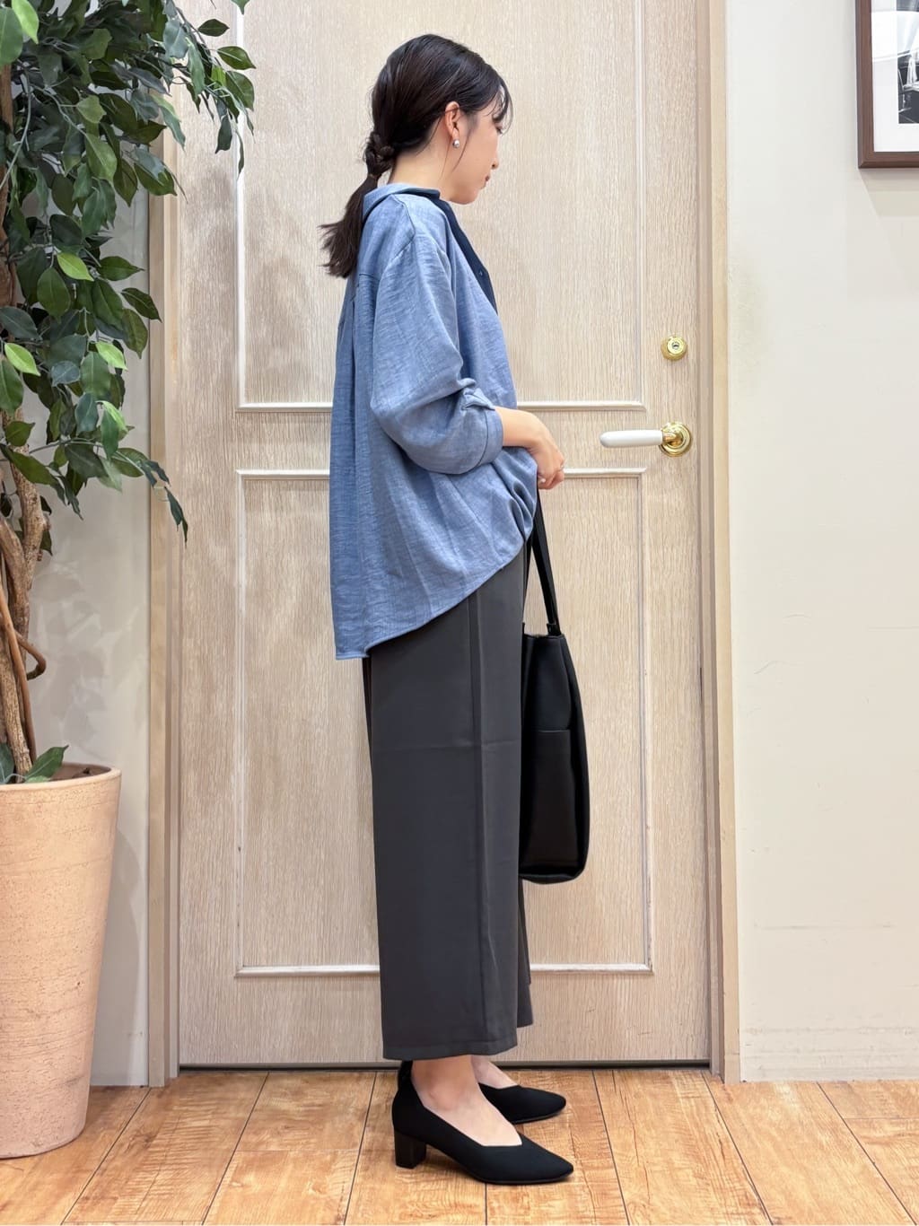 なみさんの「SHOO･LA･RUE｜【S-LL】インせず着られる デニムライク前開きブラウス」を使ったコーディネート
