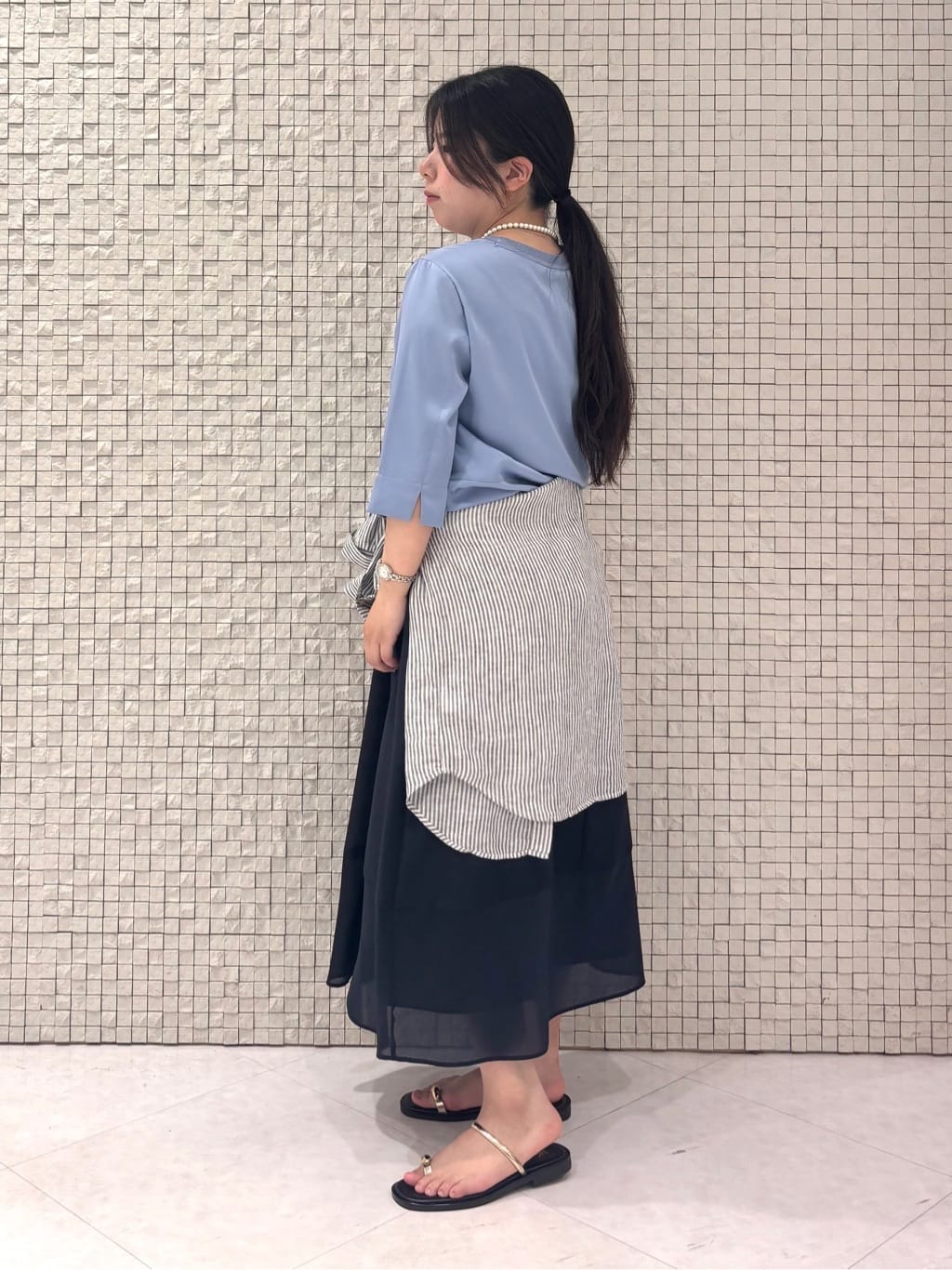 MEGUMIさんの「INDIVI｜パール調コインショートネックレス」を使ったコーディネート