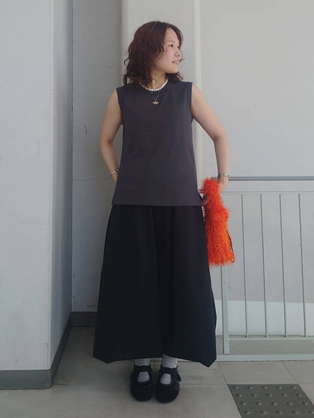 maruさんの「THE SHOP TK｜【汗染み防止】ノースリーブTシャツ【洗濯機OK/UVケア】」を使ったコーディネート