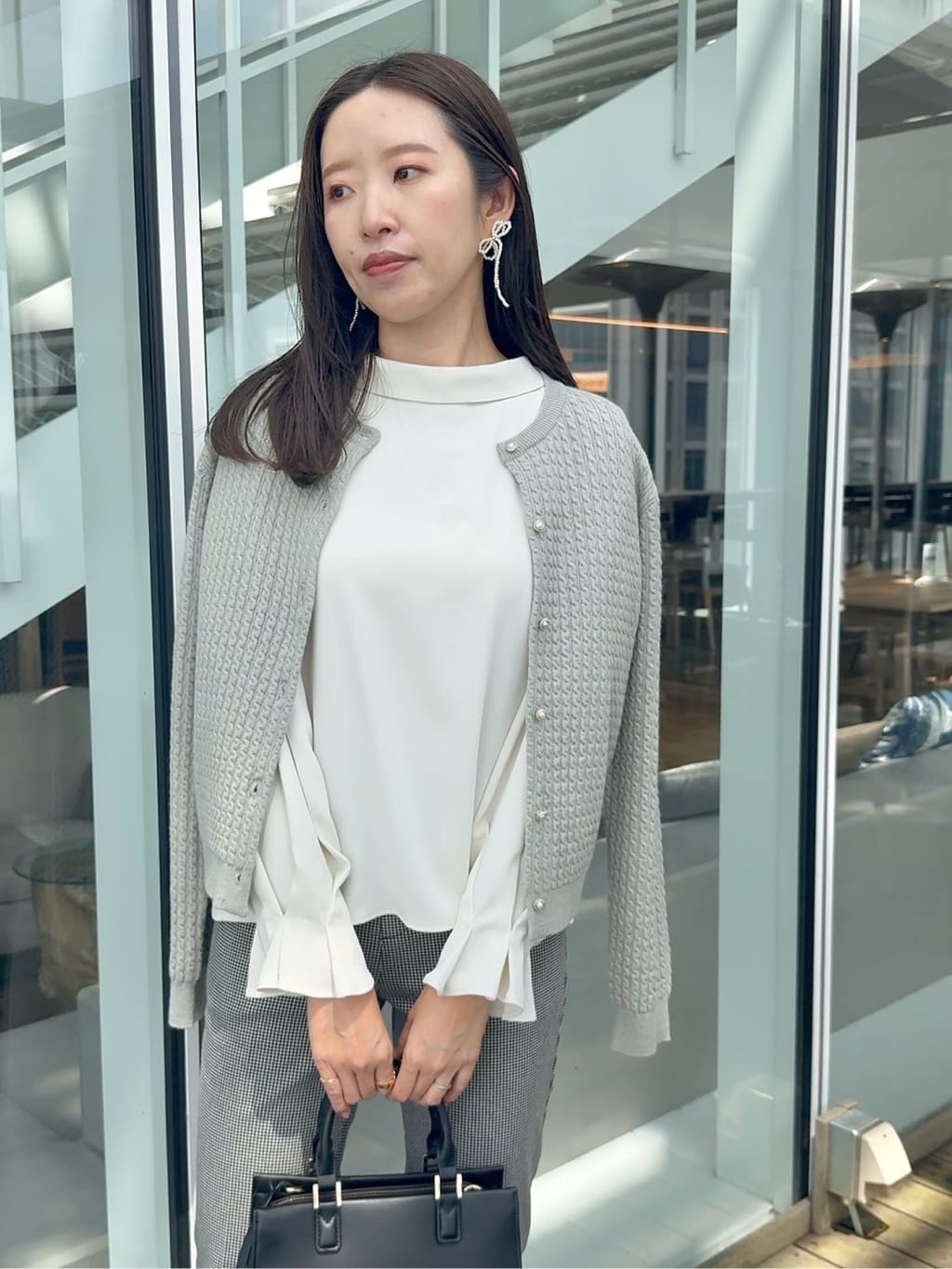 teiさんの「Couture brooch｜【大人可愛い・通勤】ロールカラーバックリボンブラウス」を使ったコーディネート