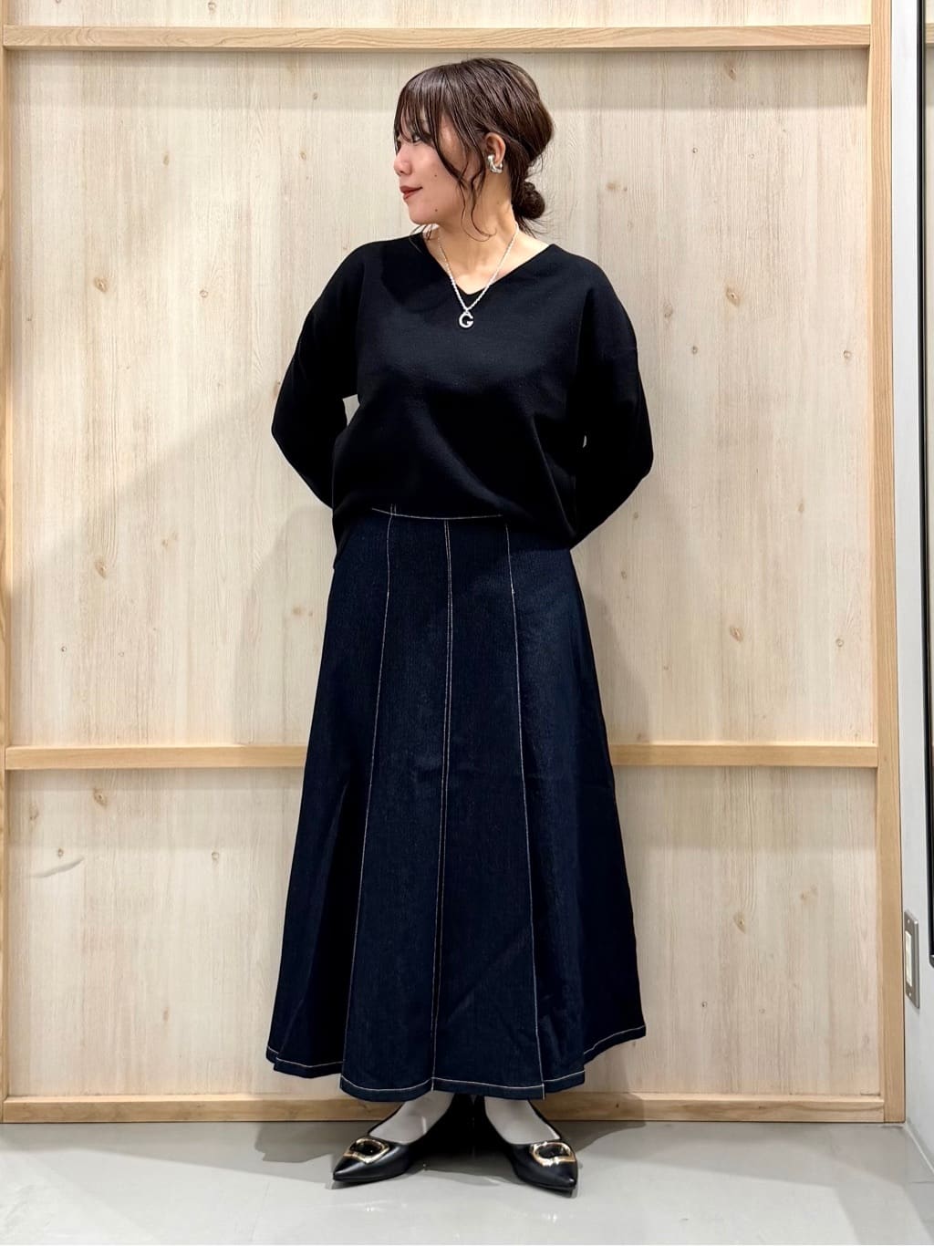 nanaさんの「THE SHOP TK｜【すっきりシルエットが叶う】大人のためのVネックニット/毛玉になりにくい/静電気防止/洗濯機OK」を使ったコーディネート