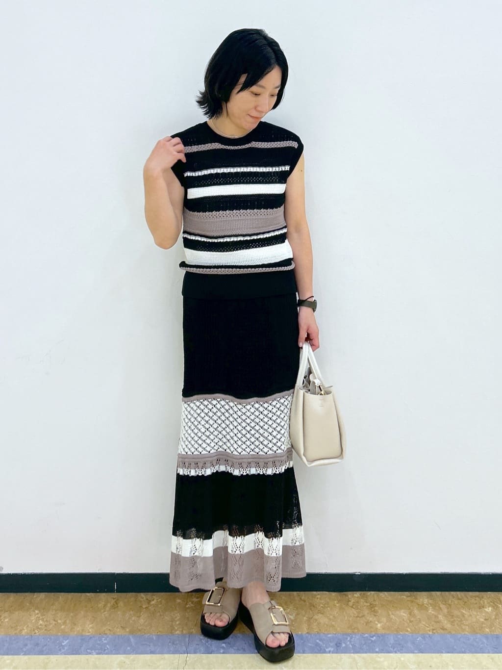 su.さんの「index｜【軽量／2WAY／通勤対応】フロントベルトデザインミドルトートバッグ」を使ったコーディネート