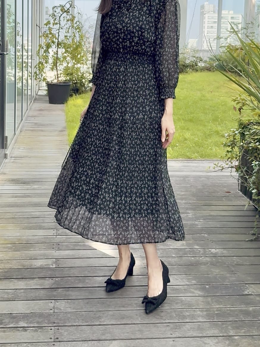 teiさんの「Couture brooch｜【一枚で着映える・花柄・通勤】前後2WAYシフォン楊柳小花ワンピース」を使ったコーディネート