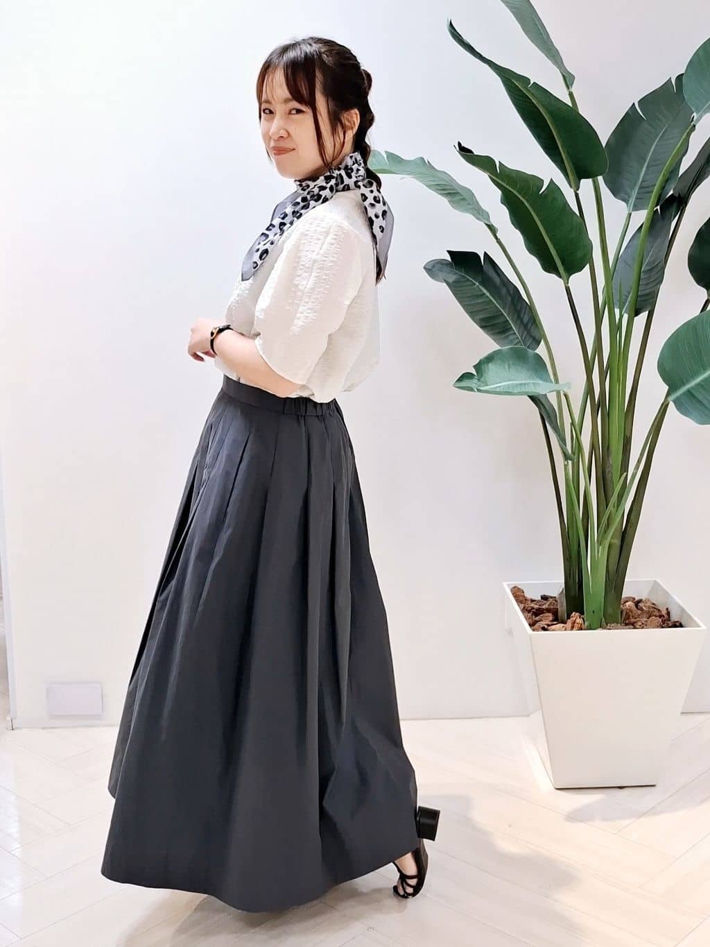 YuKaRiさんの「UNTITLED｜【吸水速乾/ストレッチ/Vネック】フォルムスリーブ ブラウス」を使ったコーディネート