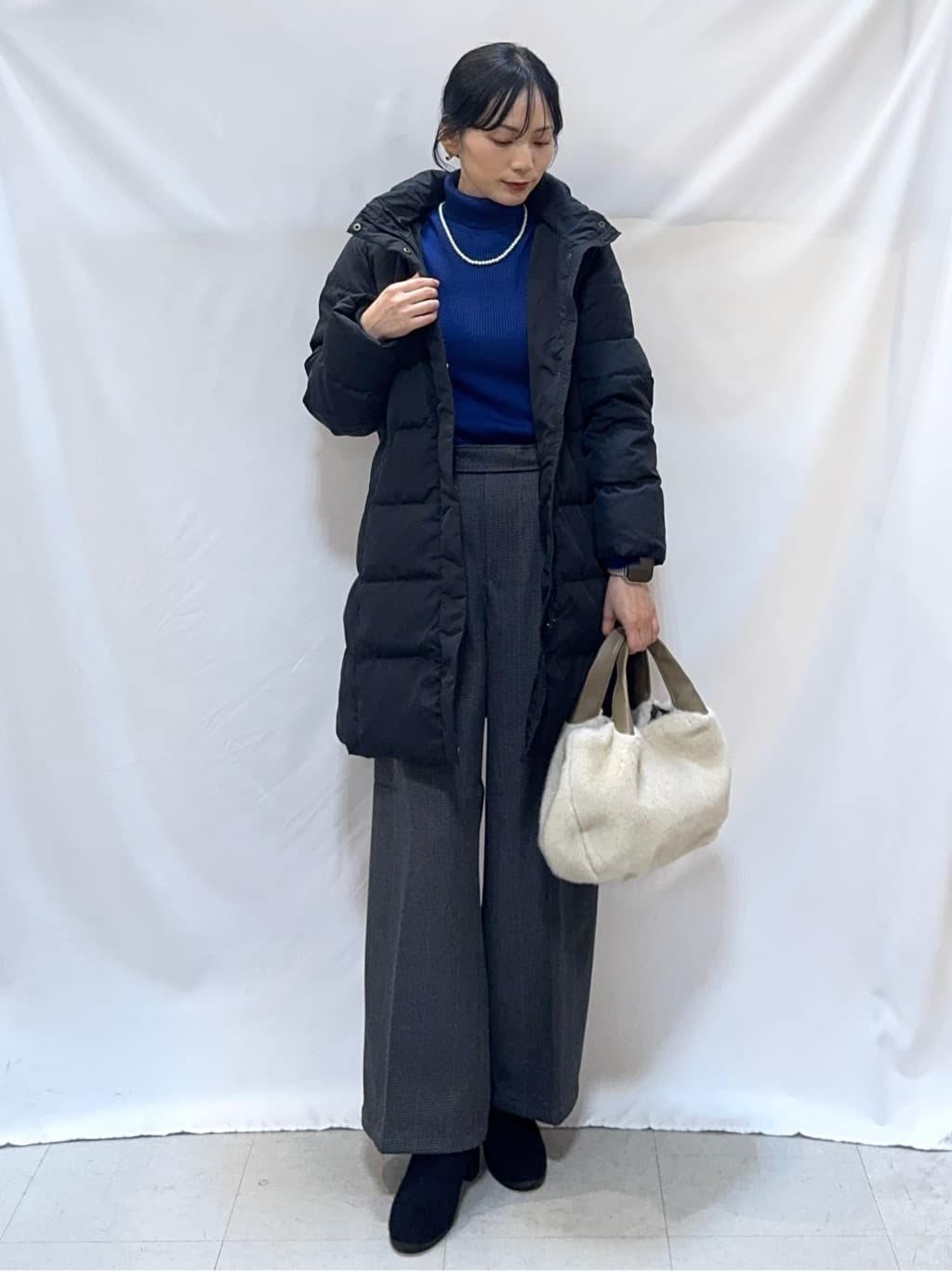 𝐇𝐢𝐫𝐨𝐦𝐢さんの「SHOO･LA･RUE｜【洗濯機可/撥水】フェイクファーフード ロングダウン」を使ったコーディネート