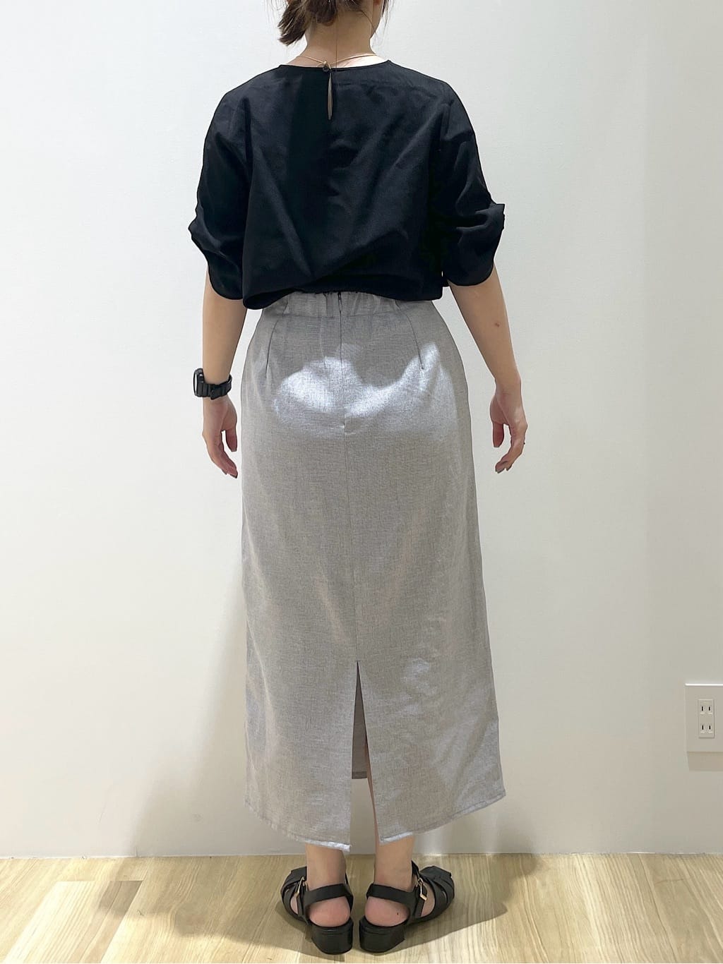 いなさんの「OPAQUE.CLIP｜《美人百花掲載》ストレッチリネンライクタイトスカート【洗濯機洗い可】」を使ったコーディネート