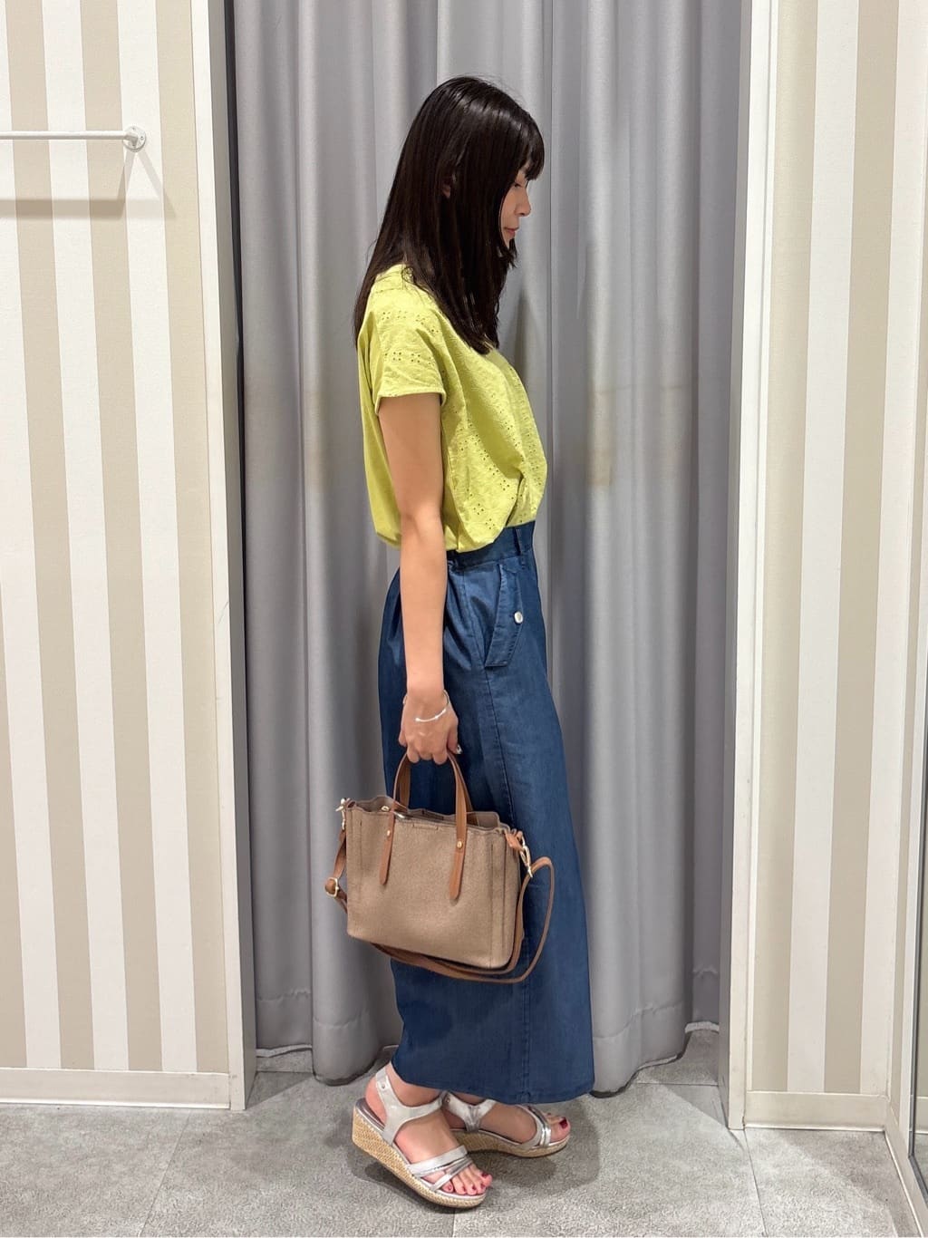Rikaさんの「SHOO･LA･RUE｜【洗える/S-LL/ひんやり】金ボタンがアクセント　大人のデニムガウチョパンツ」を使ったコーディネート