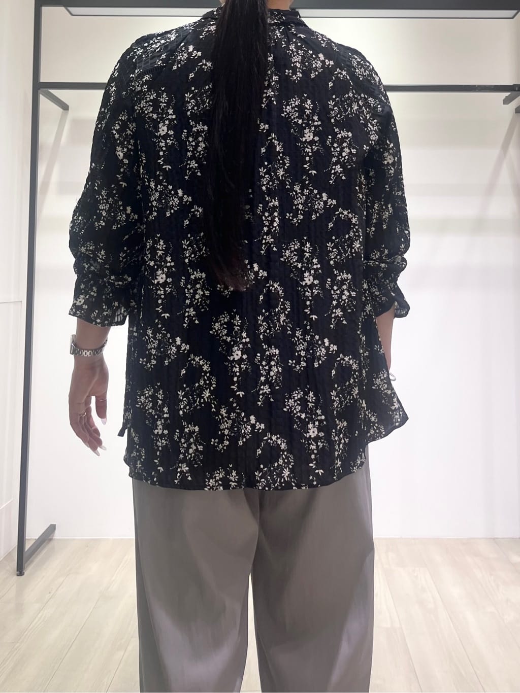 hasuさんの「INDIVI｜【モノトーン小花柄／シャーリング素材】ボリューム袖エアリーブラウス」を使ったコーディネート