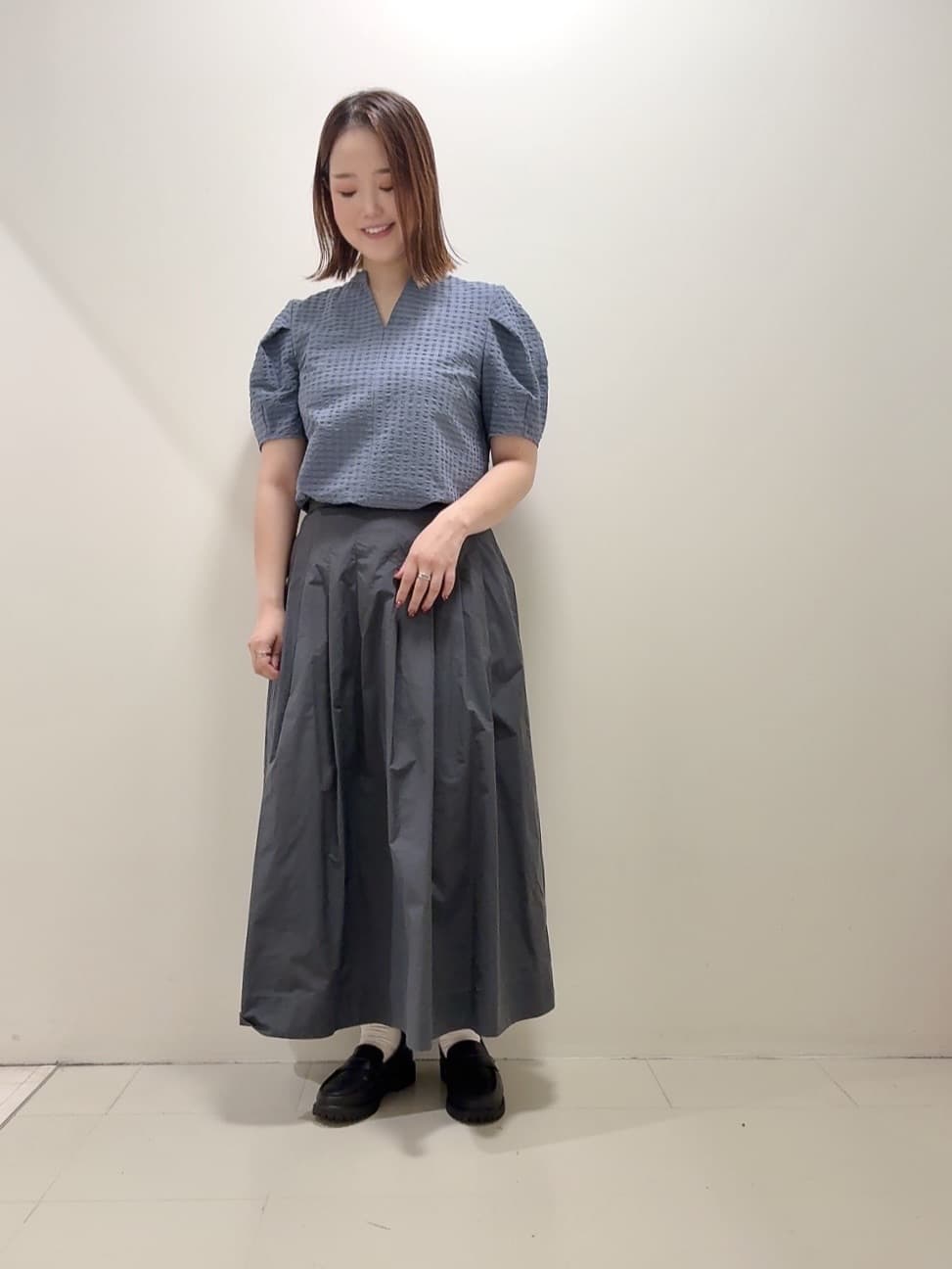 YUIさんの「UNTITLED｜【吸水速乾/ストレッチ/Vネック】フォルムスリーブ ブラウス」を使ったコーディネート