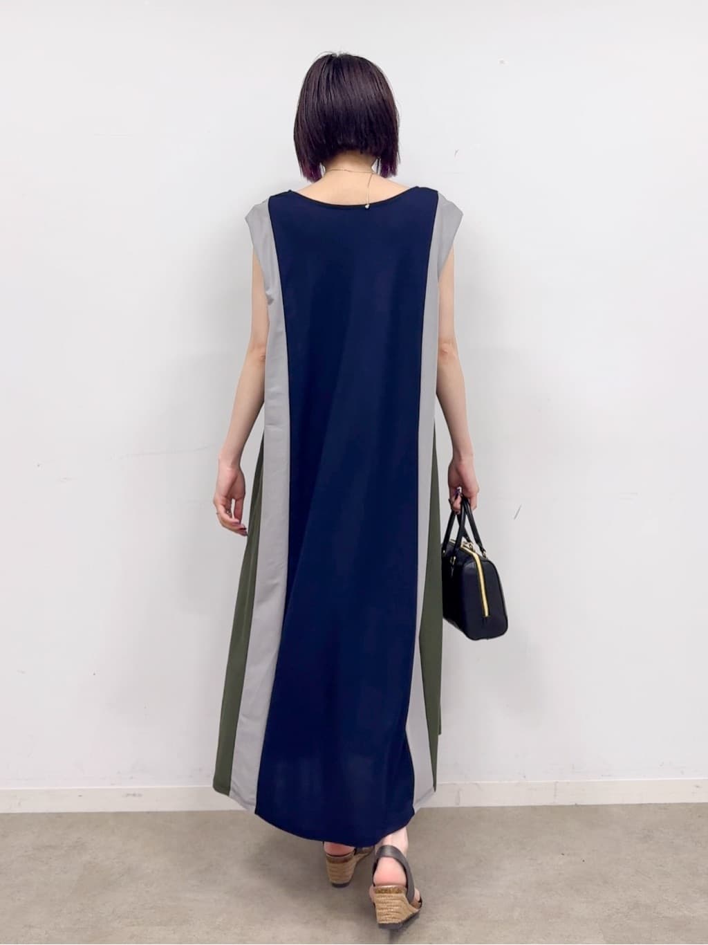 𝐜𝐡𝐢𝐤𝐚さんの「SHOO･LA･RUE｜【S-LL/ひんやり】全身すっきり見えが楽に叶う サイド切替 バイカラーAラインワンピース」を使ったコーディネート