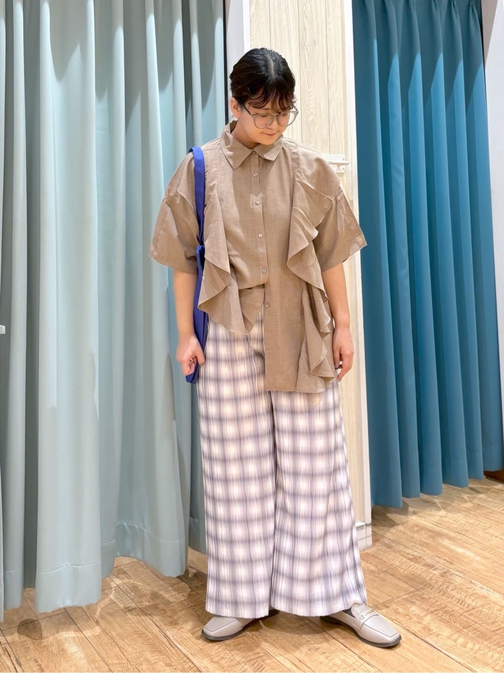 砂糖さんの「SHOO･LA･RUE｜【洗える/S-LL】大きめのフリルが印象的 デザインブラウス」を使ったコーディネート