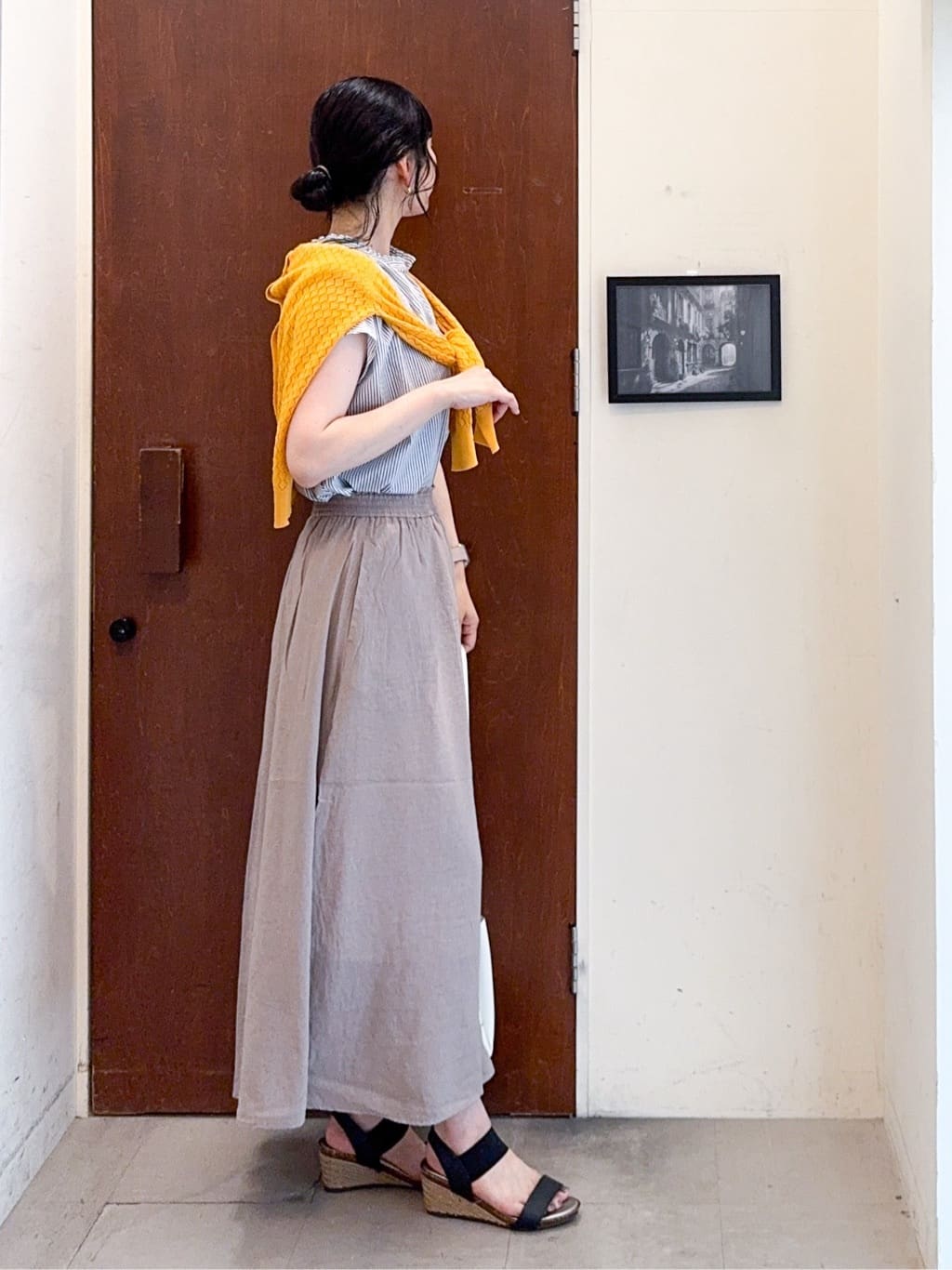 𝐇𝐢𝐫𝐨𝐦𝐢さんの「SHOO･LA･RUE｜【S-LL】透かし編みが大人上品 マルチボタンニットカーディガン」を使ったコーディネート