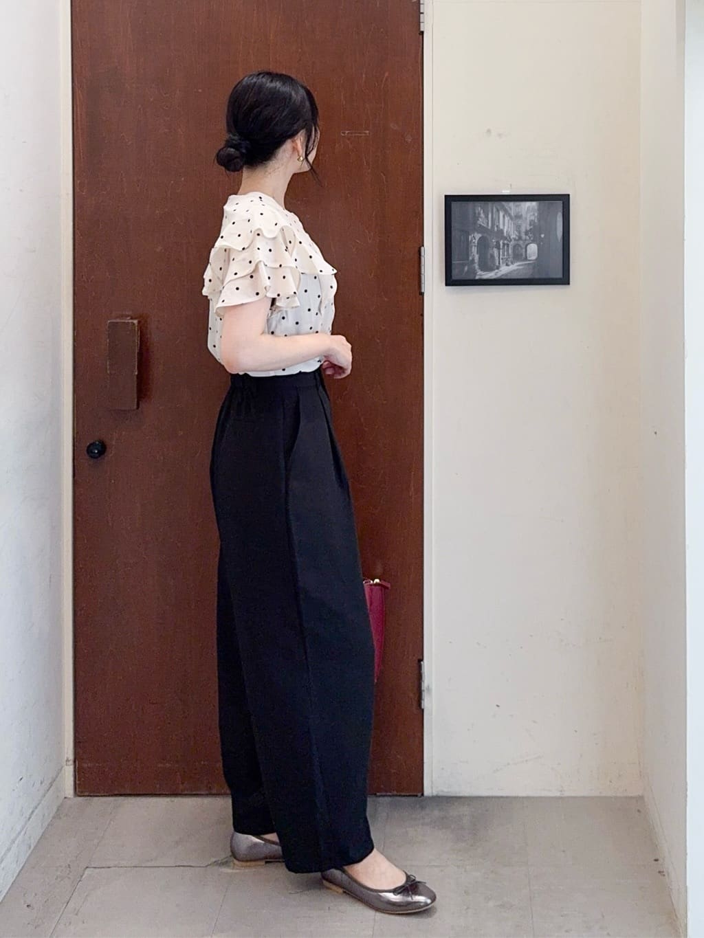 𝐇𝐢𝐫𝐨𝐦𝐢さんの「SHOO･LA･RUE｜【無地/ドット柄】お袖フリルが華やぐ きれいめブラウス」を使ったコーディネート