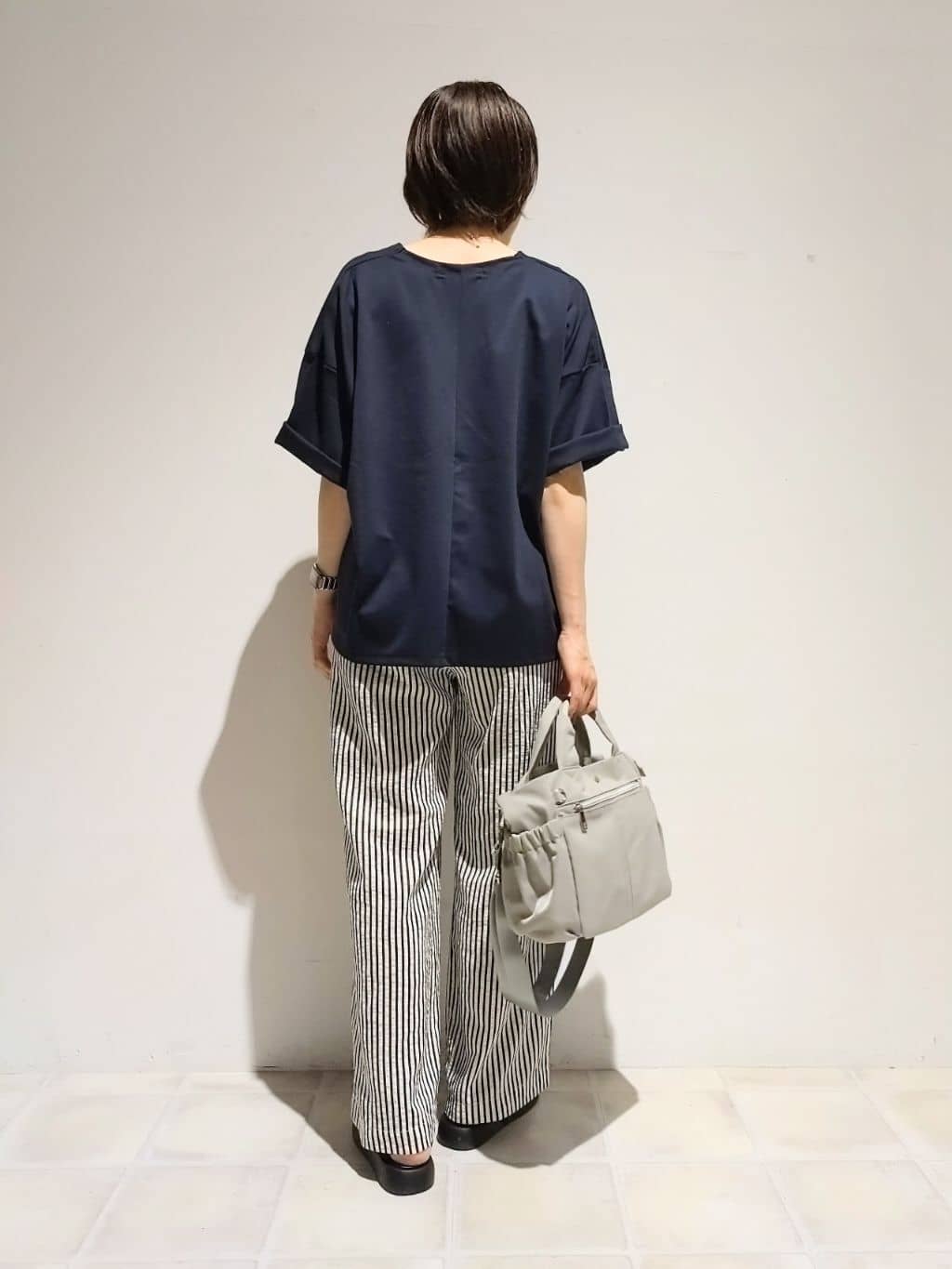 miomioさんの「SHOO･LA･RUE｜【洗える】Vネックですっきり見え ロゴトップス」を使ったコーディネート