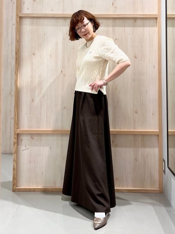 nakoさんの「THE SHOP TK｜ワンポイント刺繍ケーブル半袖ニット【洗濯機OK】」を使ったコーディネート