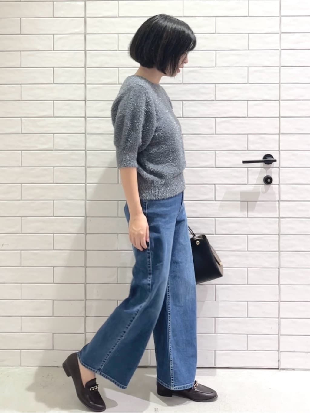 しおりさんの「OPAQUE.CLIP｜キラキラボリュームスリーブニット【洗濯機洗い可】」を使ったコーディネート