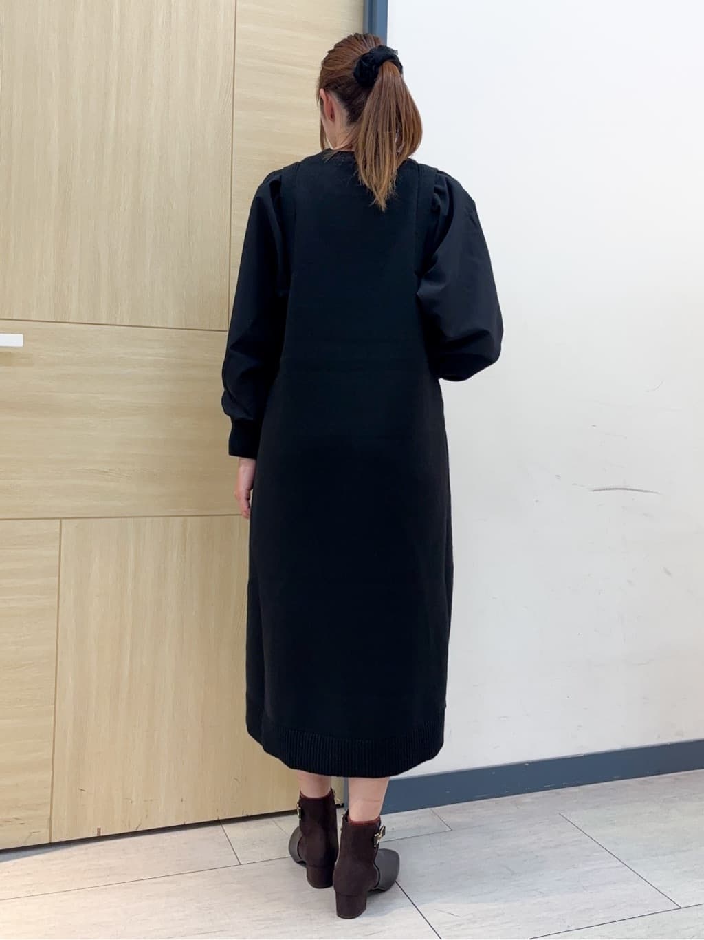nanaさんの「grove｜一枚で華やぐ、袖布帛ケーブルニットワンピース」を使ったコーディネート