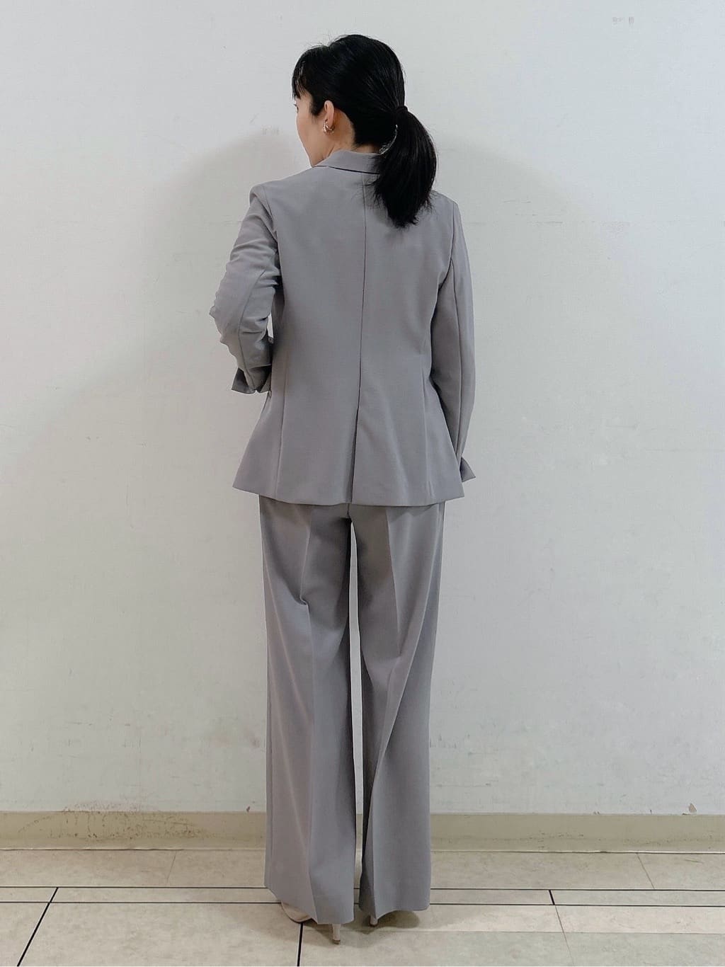 hattoriさんの「INDIVI｜【洗える／UVケア／SETUP可能】ウール調ワイドパンツ」を使ったコーディネート