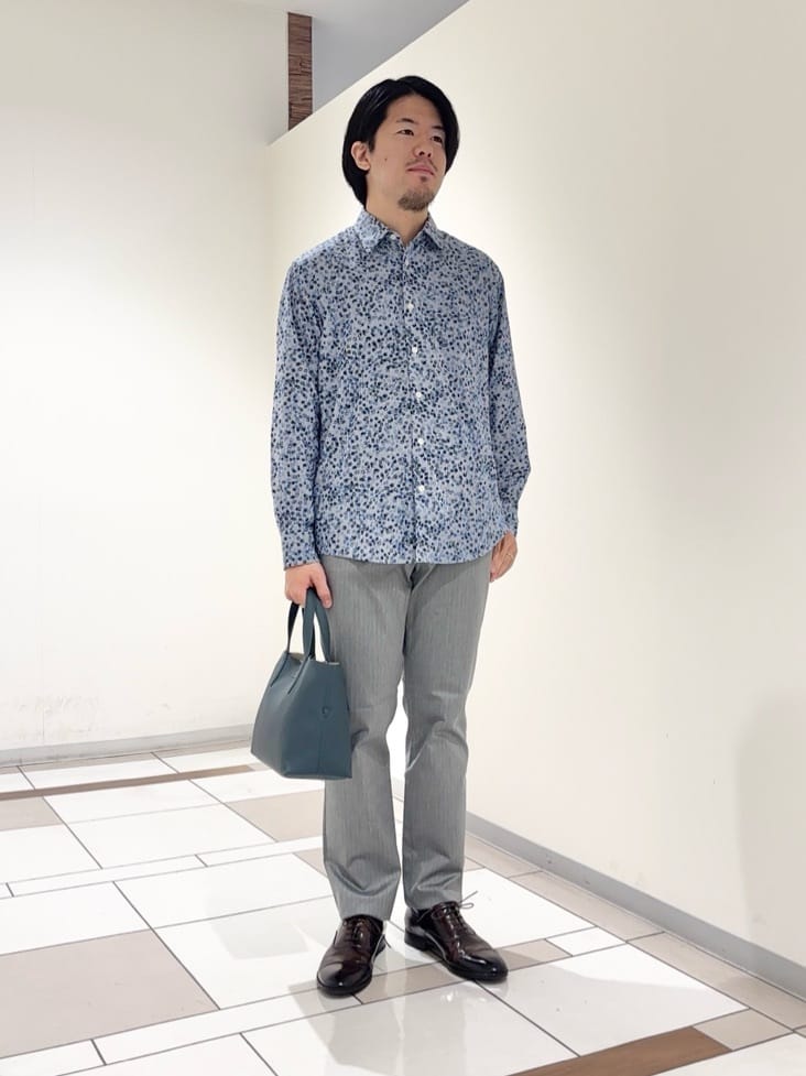 及川さんの「TAKEO KIKUCHI｜ストライプ小花 長袖シャツ」を使ったコーディネート