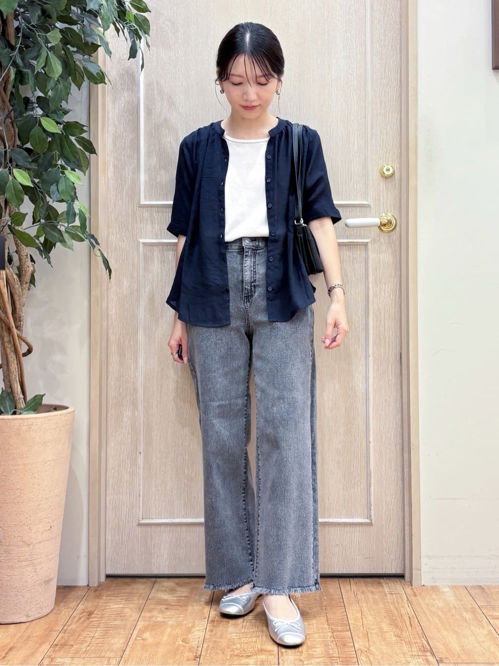 なみさんの「SHOO･LA･RUE｜【S-LL/裏ひんやり/ストレッチ】ワイドストレートデニムパンツ」を使ったコーディネート