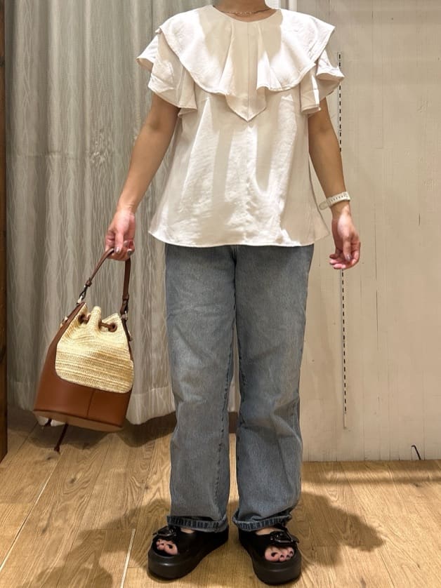ga_riさんの「THE SHOP TK｜【ONOFF活躍】フリルデザインブラウス/セットアップ可」を使ったコーディネート