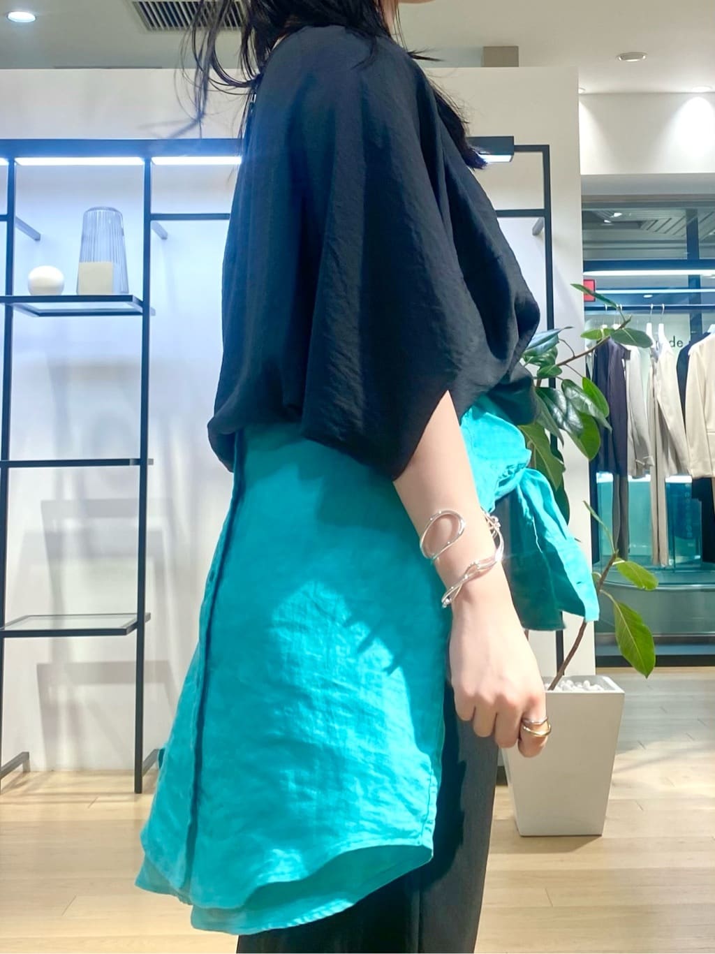 misakiさんの「INDIVI｜【褒められパンツ／洗える／ウエストゴム】ワイドタックパンツ」を使ったコーディネート