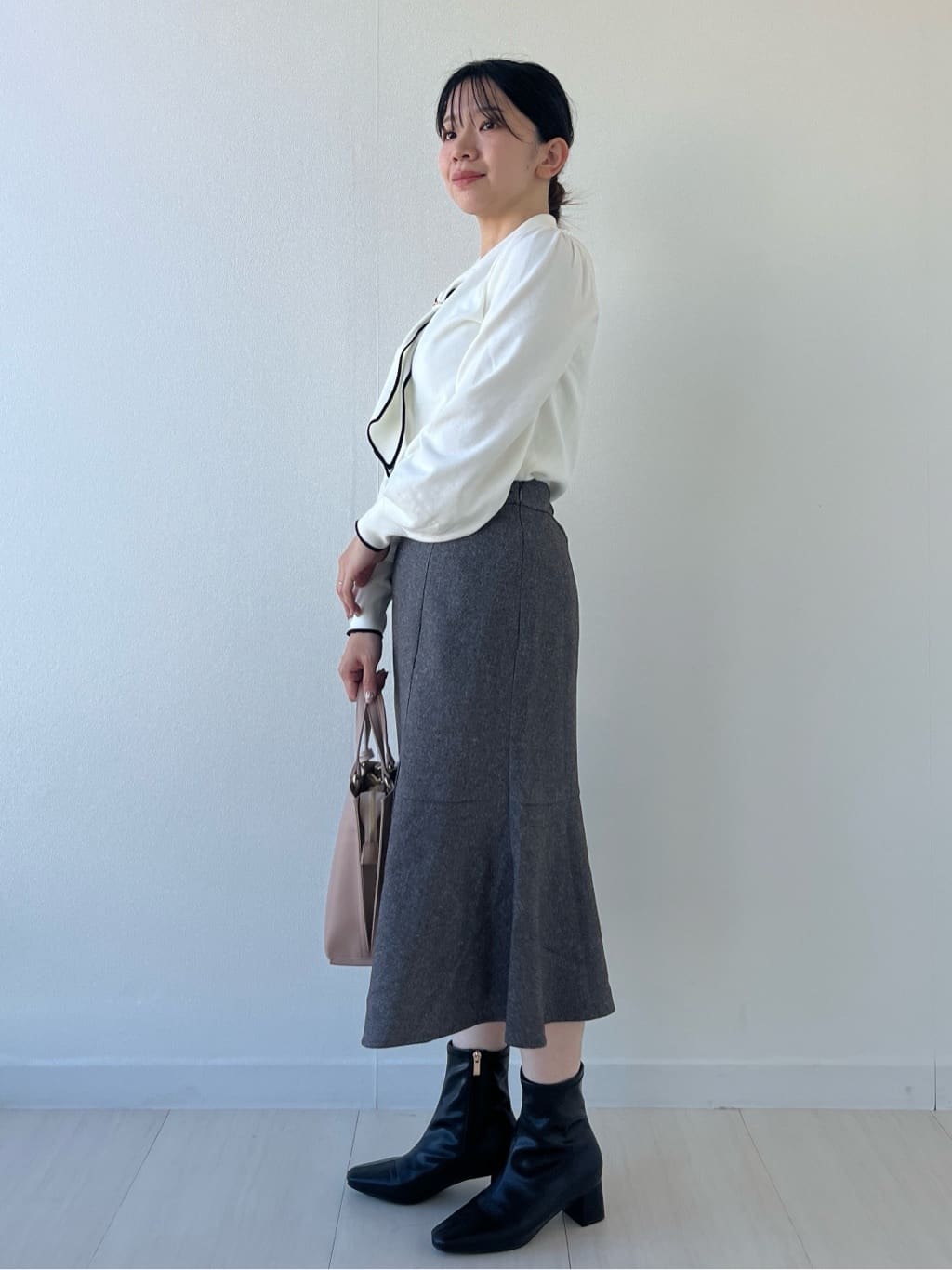 Mori Moriさんの「index｜ゴールドパーツ付きボウタイニット【洗濯機OK】《10col／XS～LL》」を使ったコーディネート