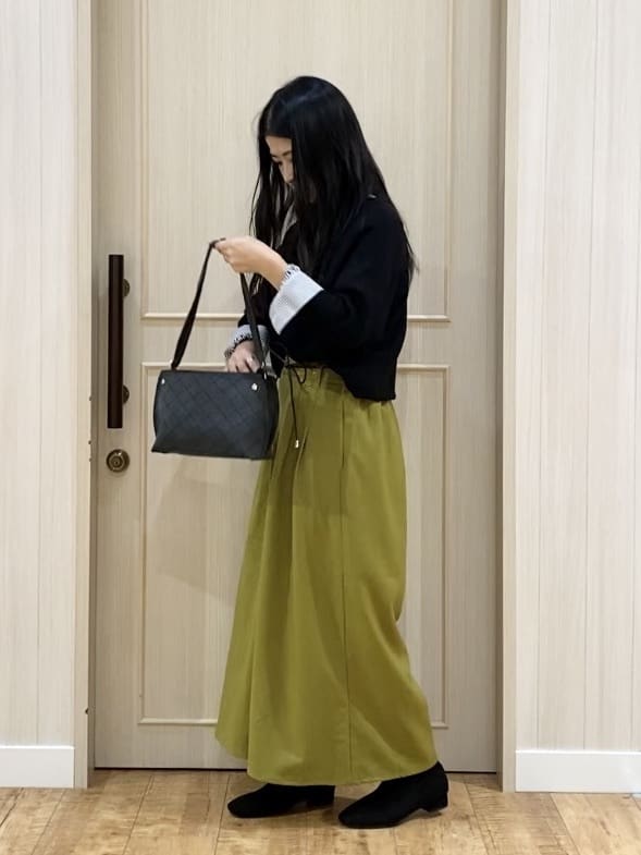ERIさんの「SHOO･LA･RUE｜【洗濯後しわになりにくい/吸水速乾/UVカット】着こなしで雰囲気いろいろ　お袖シャーリングシャツ」を使ったコーディネート