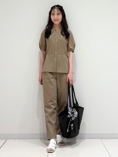 kayoさんの「INDIVI｜【90cm四方】ボタニカル柄大判スカーフ」を使ったコーディネート